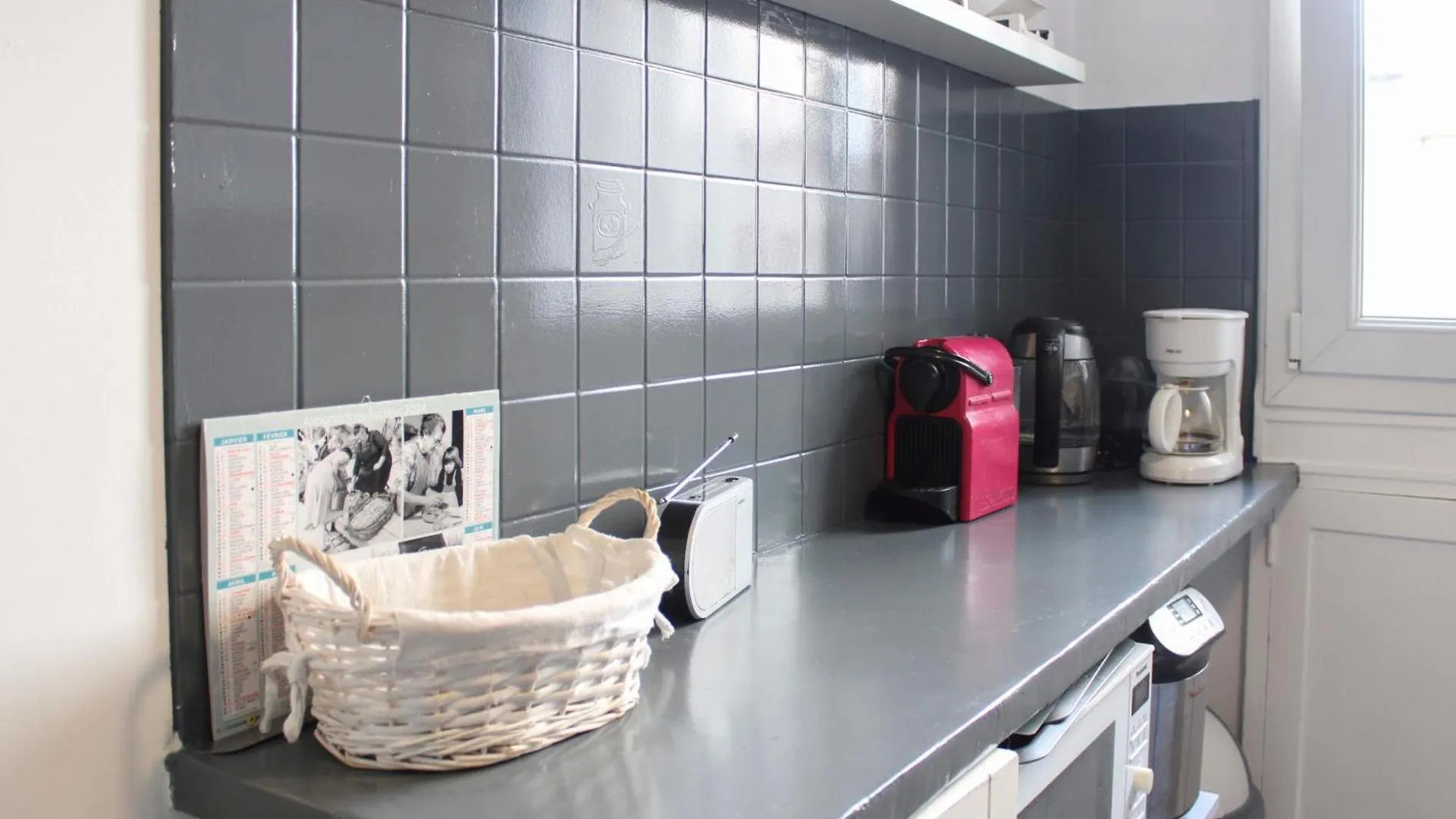 Spacious Family Nest Facing Square Des Epinette Paris