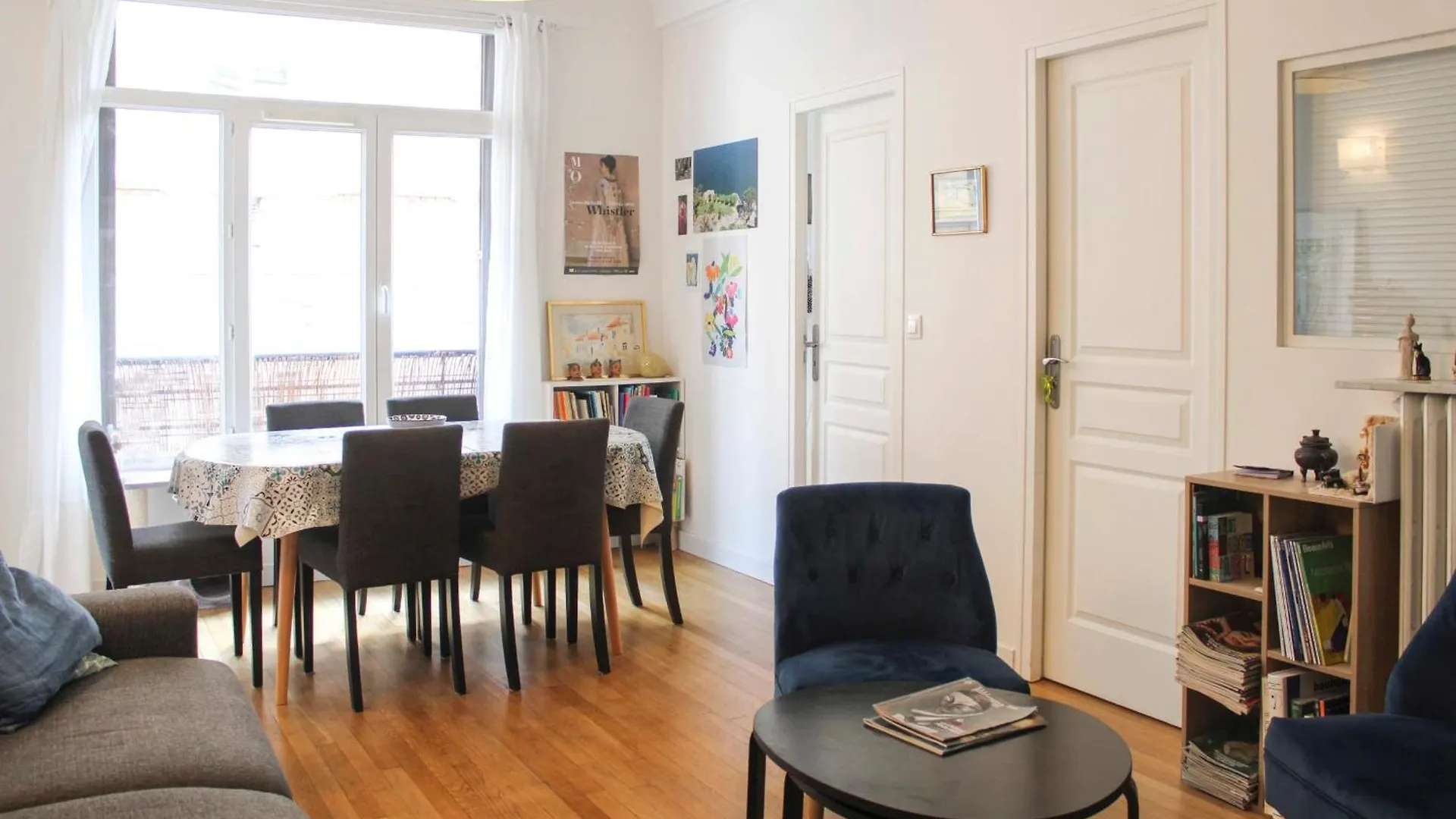Spacious Family Nest Facing Square Des Epinette Paris Apartment