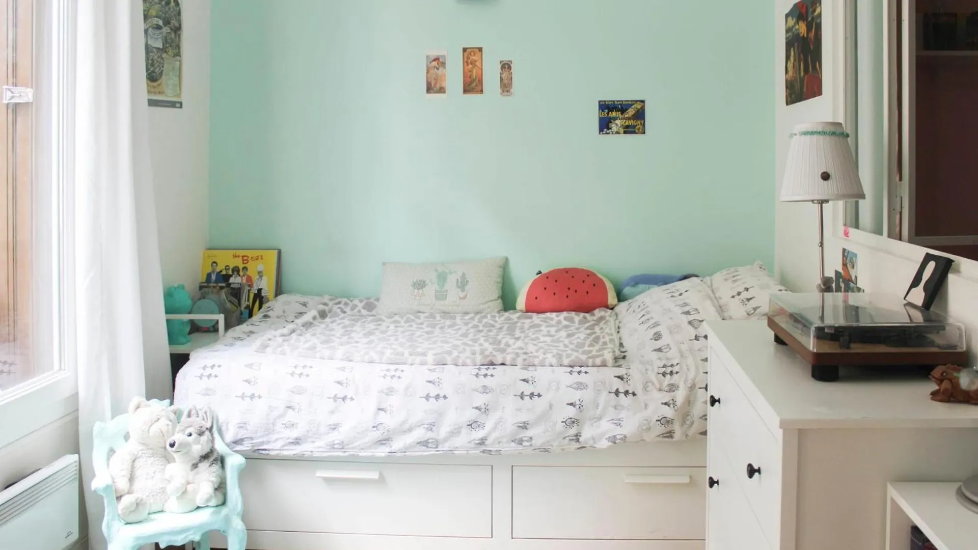 Spacious Family Nest Facing Square Des Epinette Paris