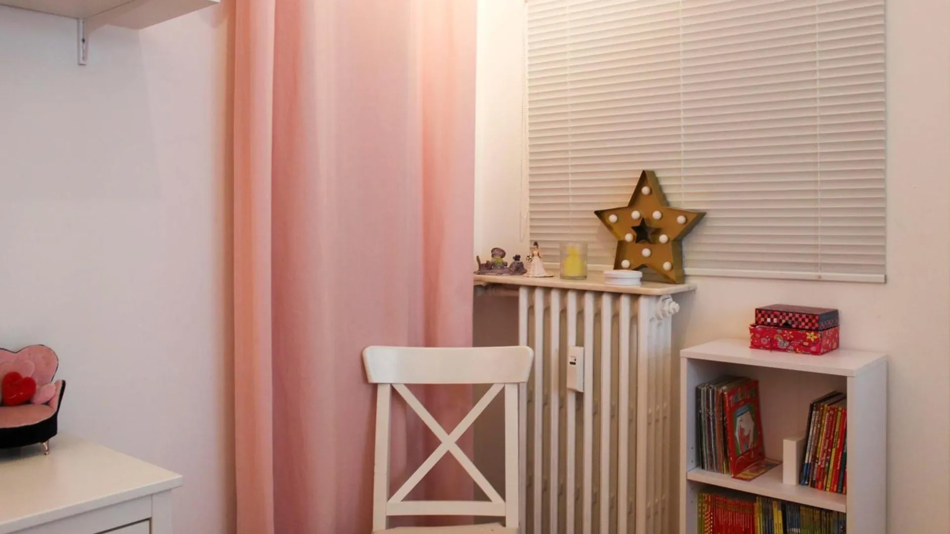 Apartment Spacious Family Nest Facing Square Des Epinette Paris