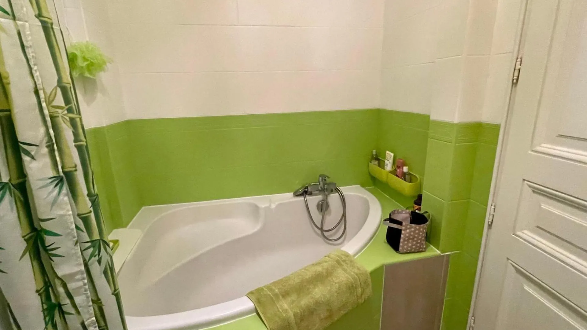 Apartment Spacious Family Nest Facing Square Des Epinette Paris