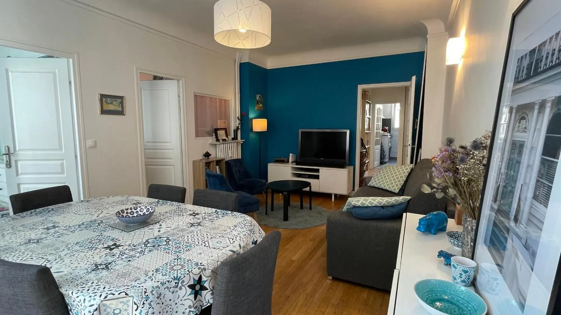 Spacious Family Nest Facing Square Des Epinette Paris Apartment