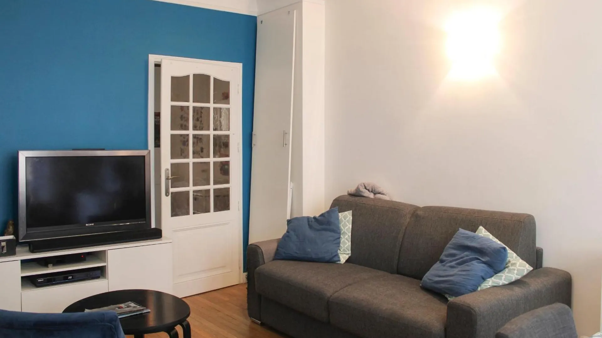 Spacious Family Nest Facing Square Des Epinette location