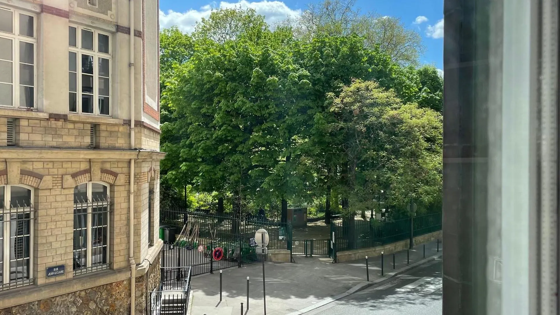 Spacious Family Nest Facing Square Des Epinette Paris