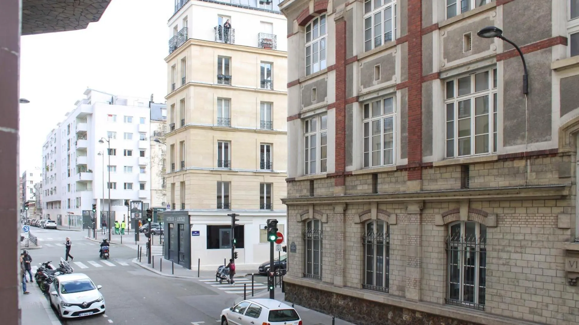 Spacious Family Nest Facing Square Des Epinette Paris France
