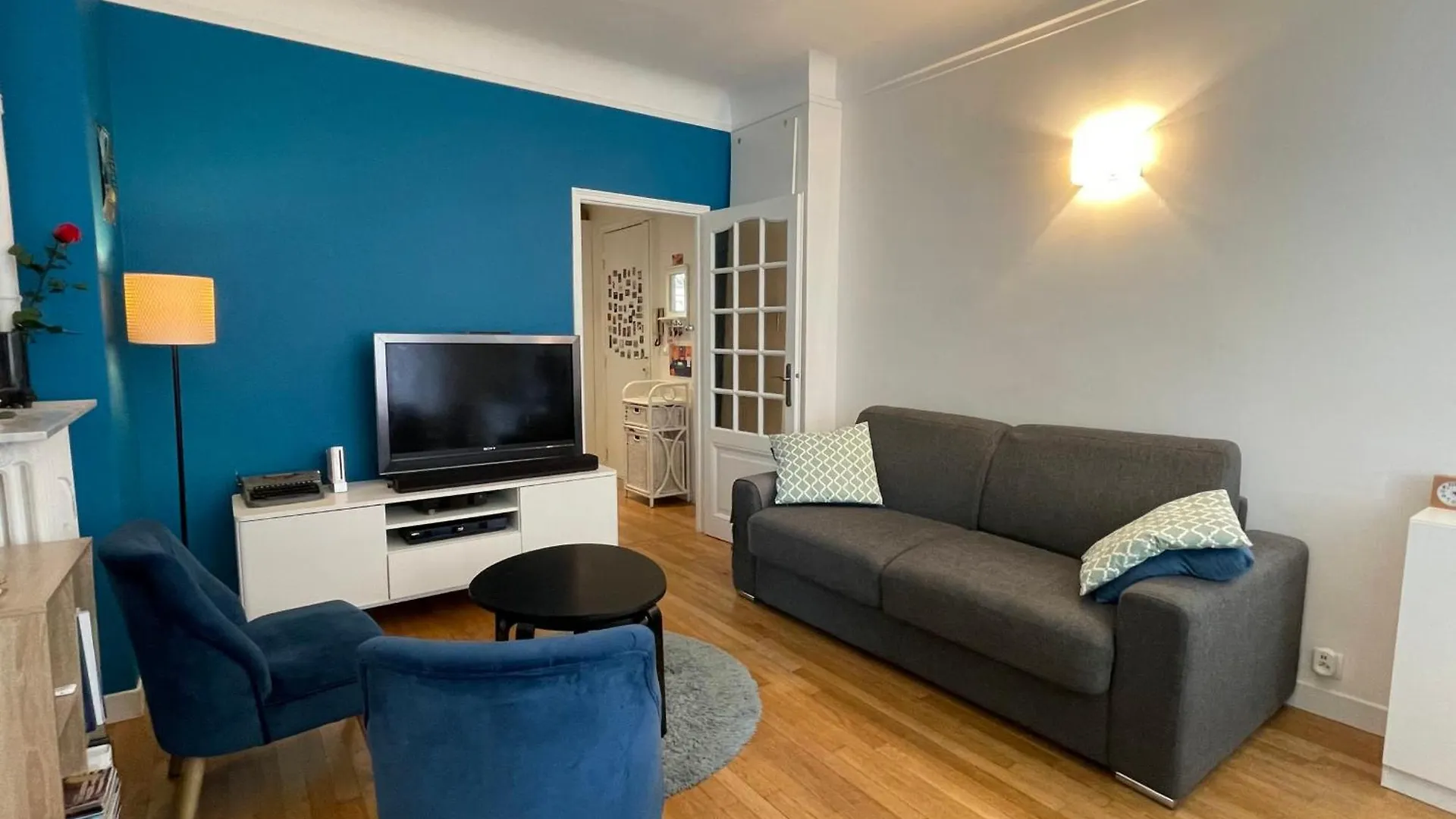 Spacious Family Nest Facing Square Des Epinette Paris